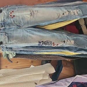 HOLLISTER ULTRA HIGH RISE SUPER SKINNY DISTRESSED JEANS WITH EMBROIDERY 24/30EUC